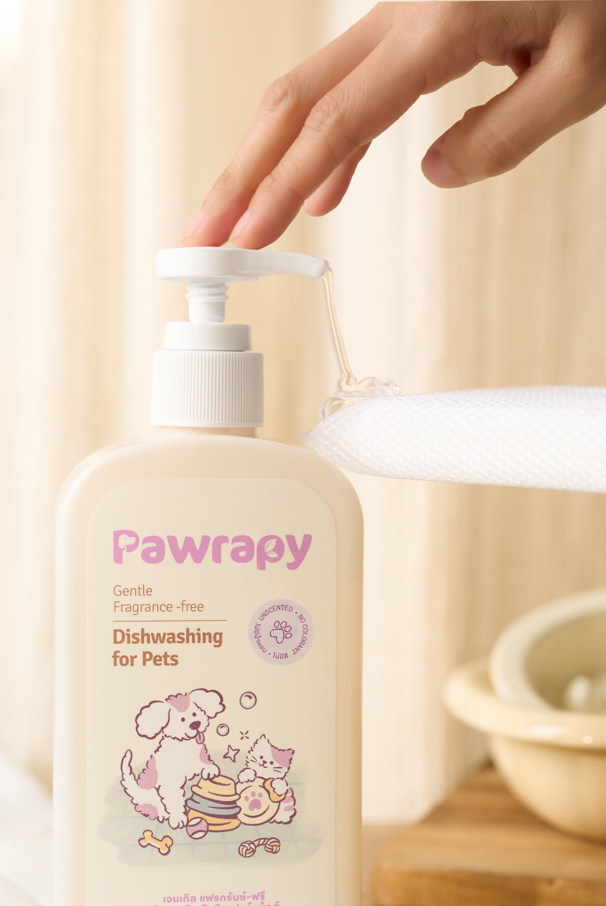 Dermatologically tested pet dishwashing liquid by Pawrapy. SLS-free and fragrance-free formula from Le Bubu Pets.